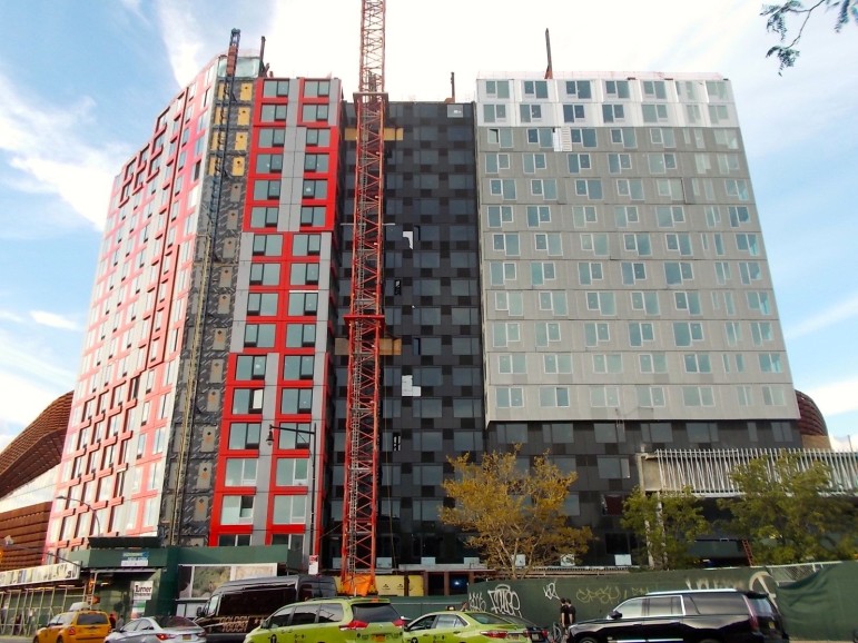 The modular building known as B2, at 461 Dean Street, was supposed to cost less and be done much faster than a conventional high-rise. But problems in stacking the modules and keeping water out made for a slower, more expensive build-out.