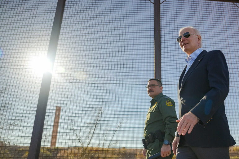 Biden camina con agentes de la Patrulla Fronteriza